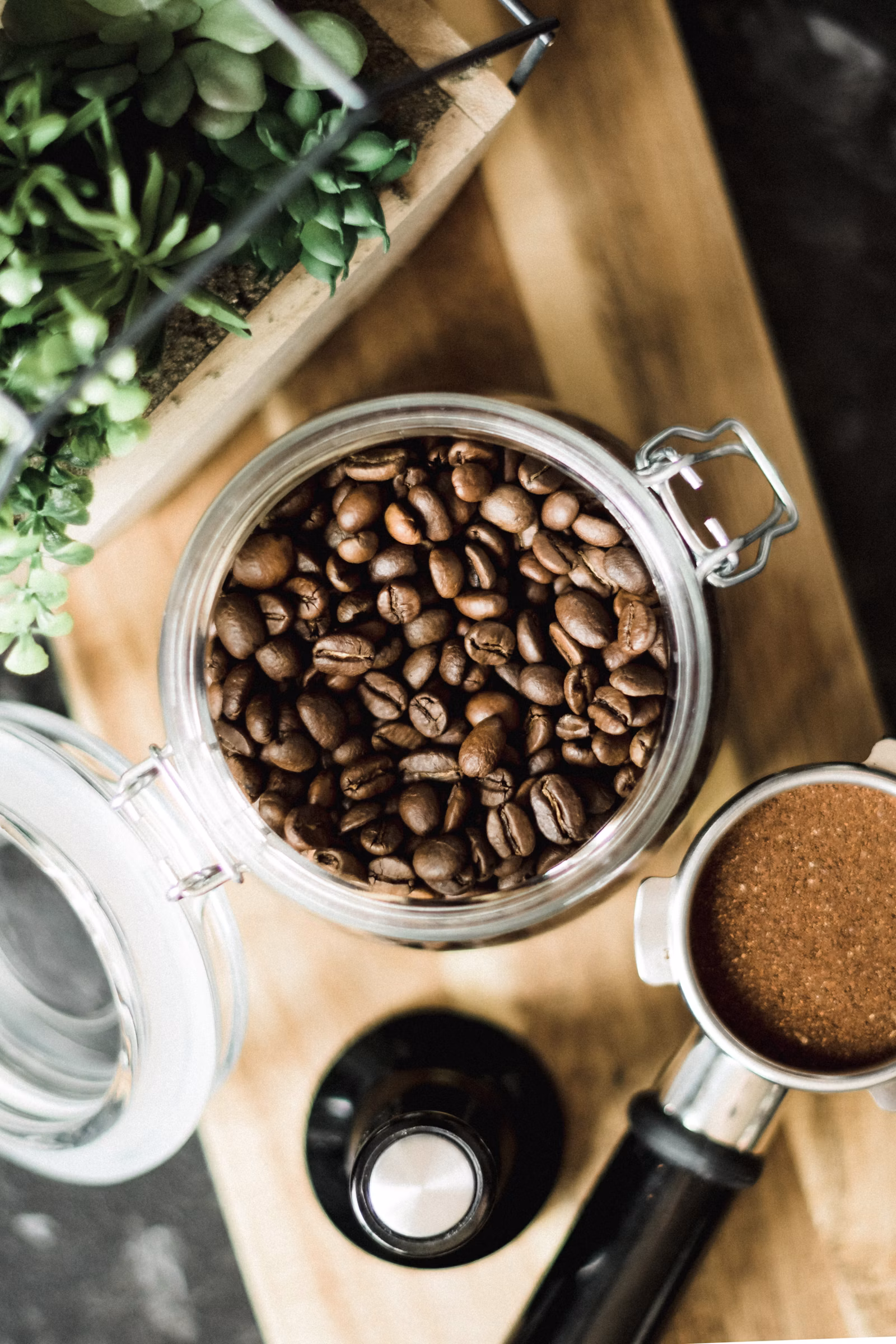 Café conservé en bocal fermé pour limiter l’oxydation et le goût rance