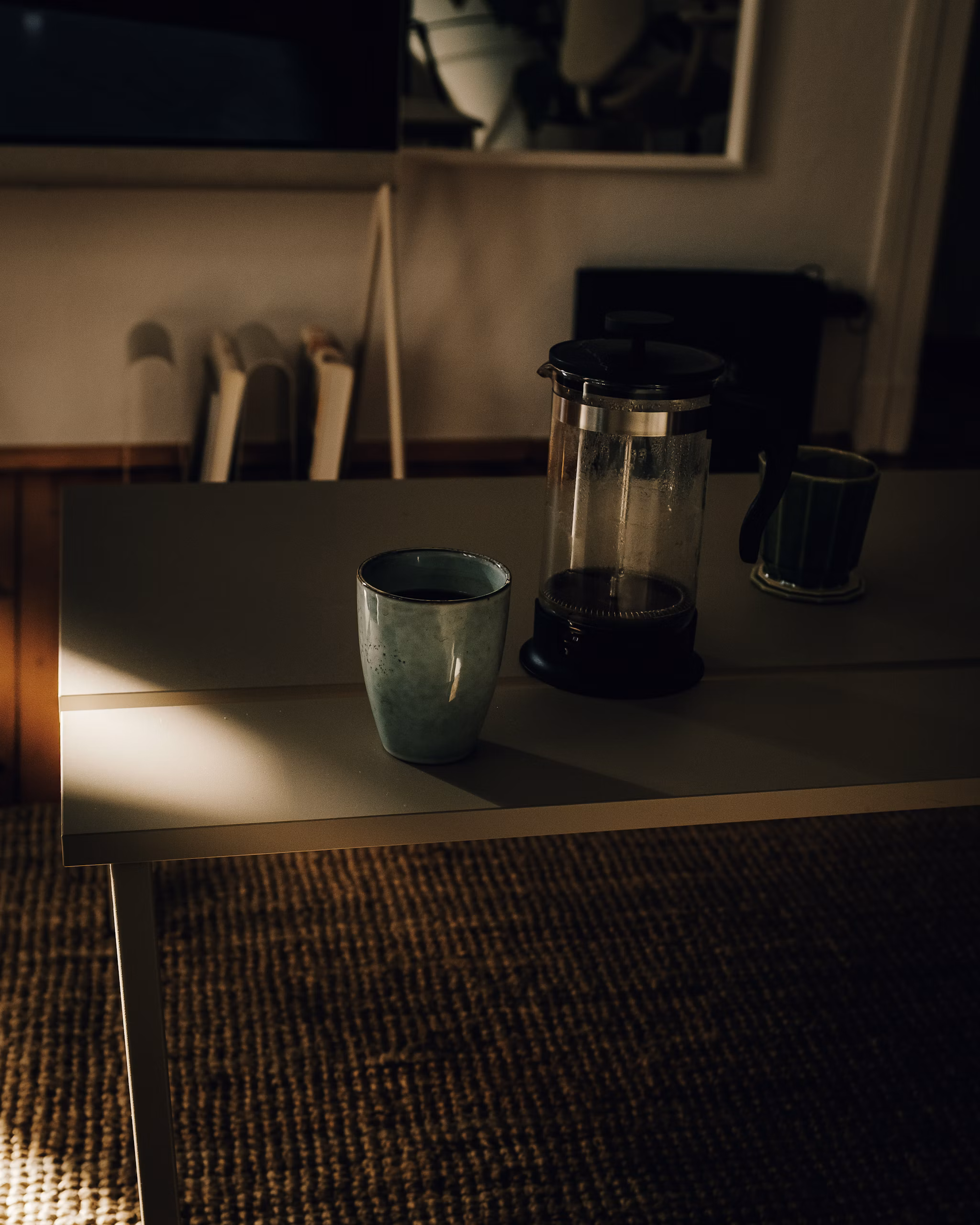 Café moulu arabica ou robusta servi en tasse avec grains de café