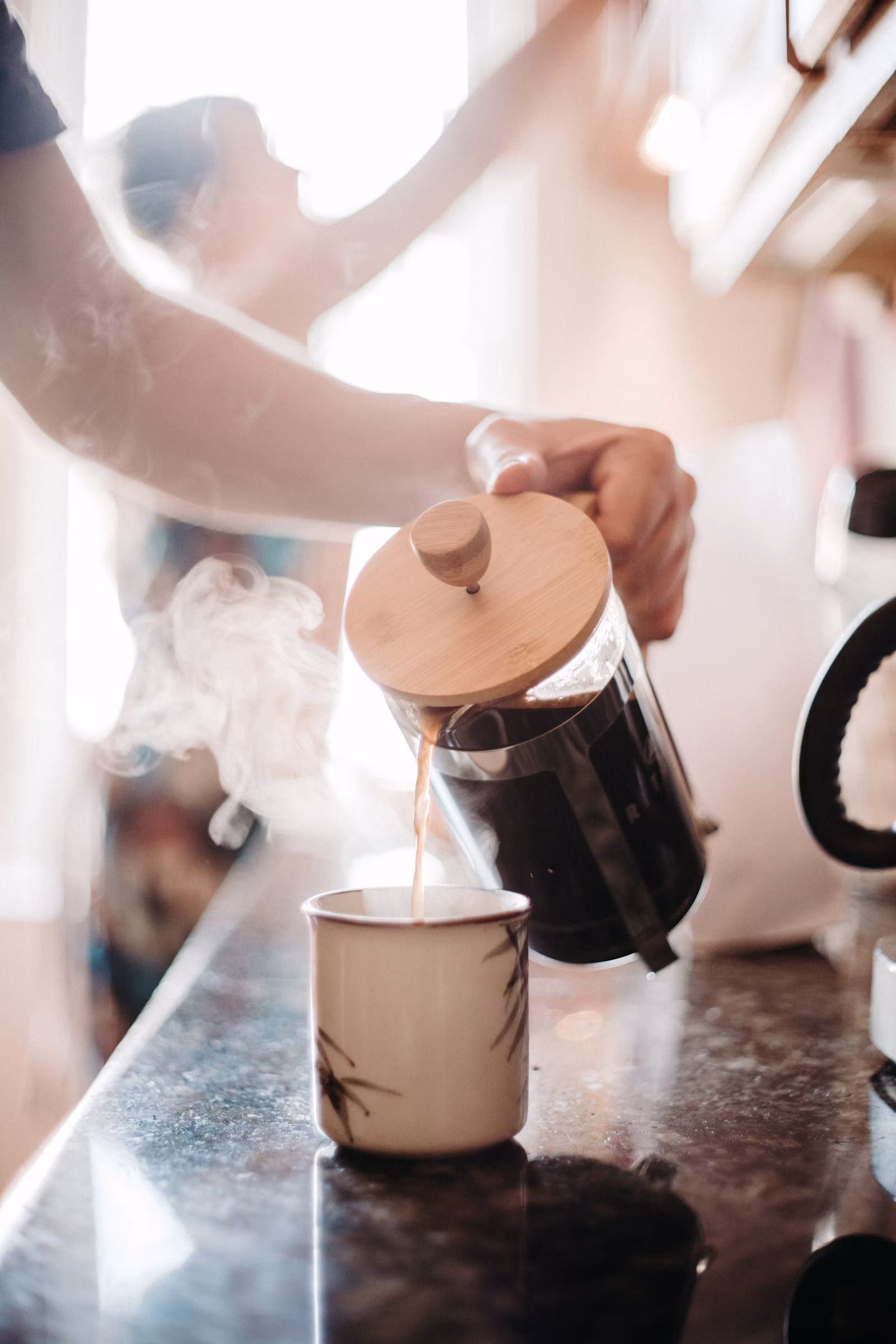 Service d’un café préparé avec une cafetière à piston