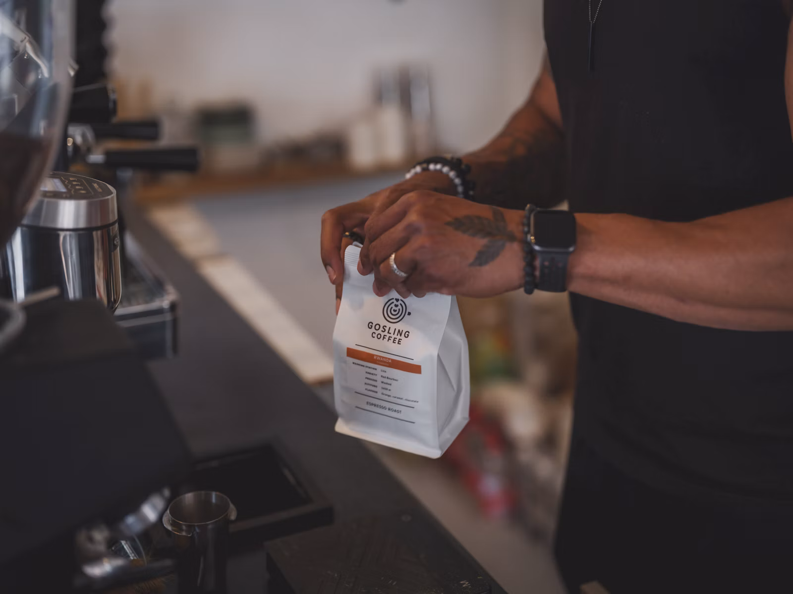Ouverture d’un paquet de café fraîchement torréfié avant préparation