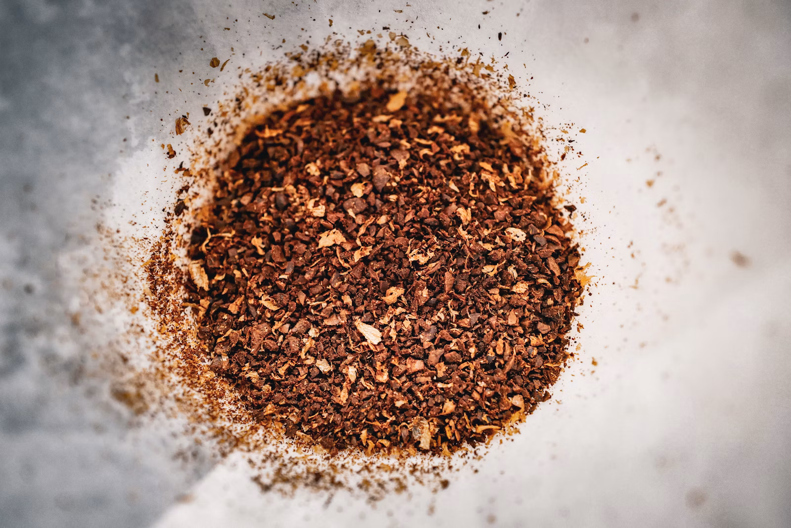 Macro de café moulu pour comprendre la perte de fraîcheur après torréfaction